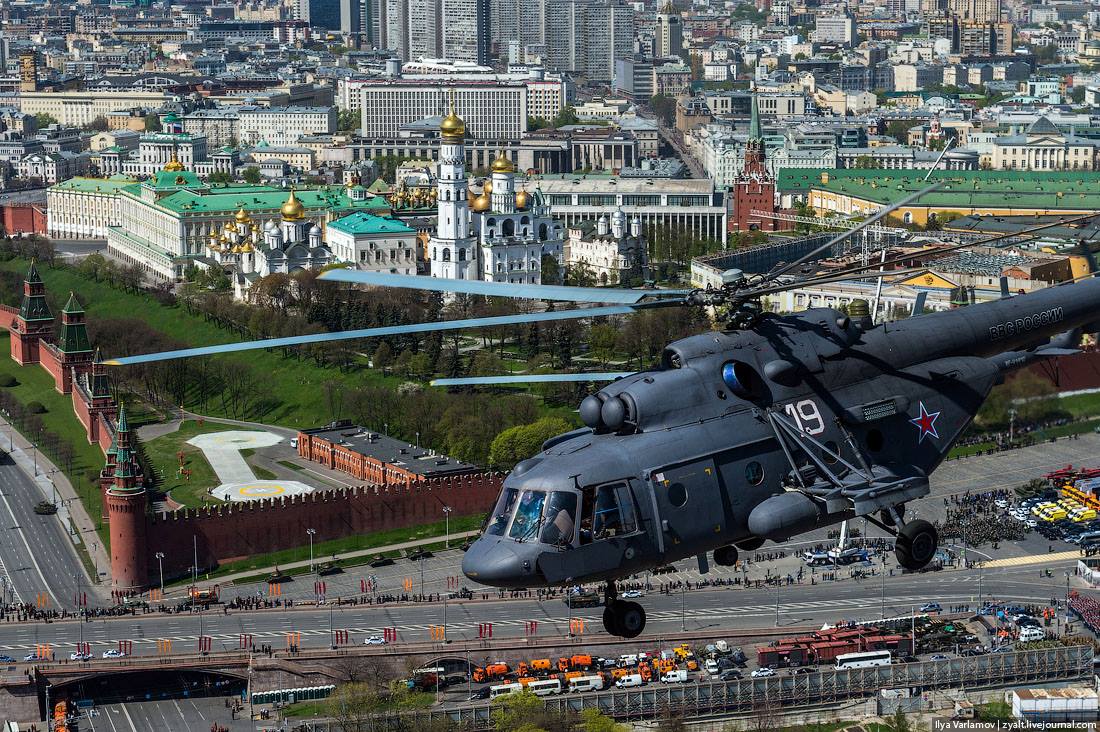 Летают вертолеты сегодня москва почему. Вертолет ми-8 ФСО. Кремль с вертолета. Военные вертолеты над Москвой. Москва с вертолета.
