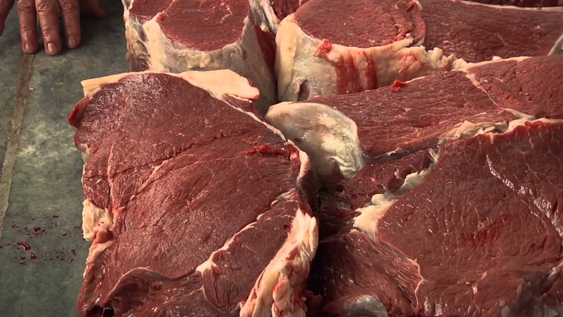 Есть мясо конины. Свежее мясо. Мясо говядина. Мясо крупного рогатого скота.