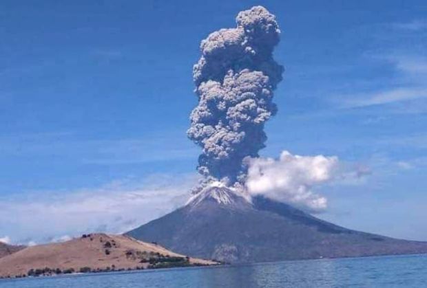 Oxu.az - Мощное извержение вулкана в Индонезии попало на видео