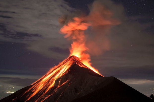 Vulkan püskürməsinin qorxulu olduğu qədər möhtəşəm görüntüsü – VİDEO