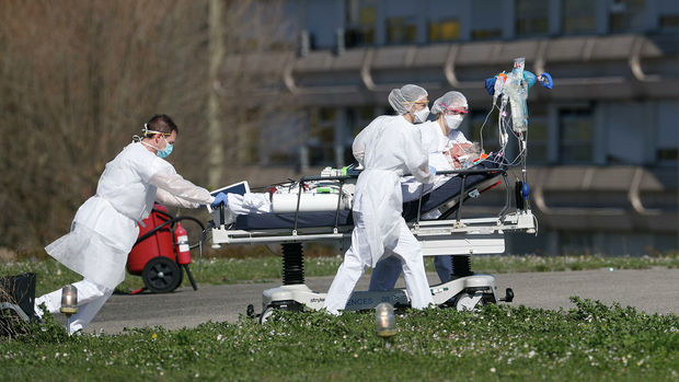 Fransada xəstəxana qarşısında atışma: Ölən və yaralanan var