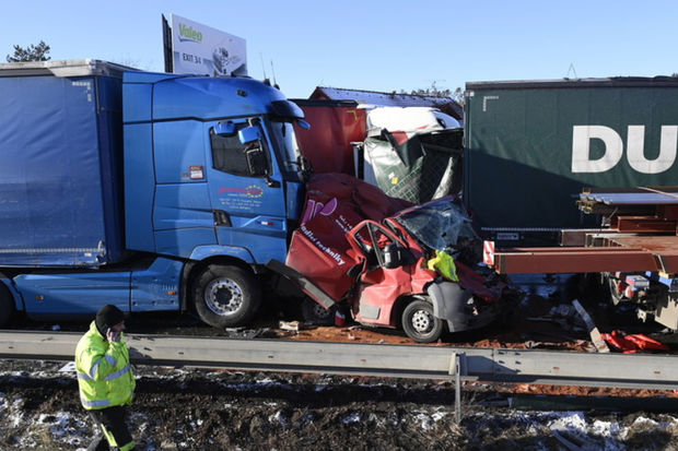 Çexiyada yolun buzlanması 36 maşının toqquşmasına səbəb oldu: Yaralılar var