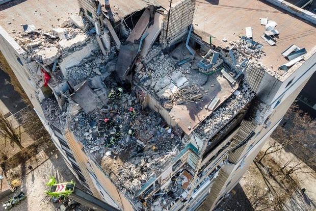 Oxu.az - Kiyevdə yaşayış binasının raket hücumundan sonrakı görüntüləri yayılıb - FOTO