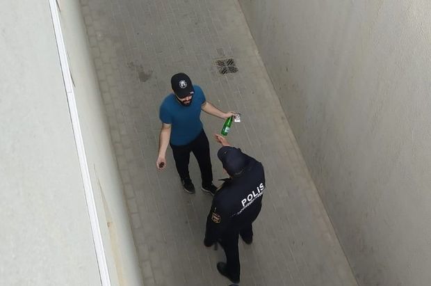 Polis azarkeşi tribunadan QOVDU: “Səs-küy salırsan” - FOTO