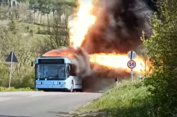 İtaliyada avtobus yanaraq külə döndü - VİDEO