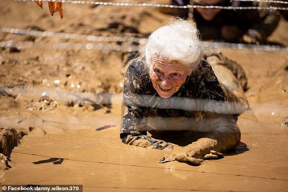 83 yaşlı qadın dünyanın ən çətin yarışında iştirakı ilə hər kəsi heyrətləndirdi – FOTO/VİDEO