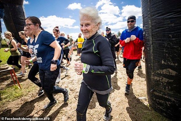 83 yaşlı qadın dünyanın ən çətin yarışında iştirakı ilə hər kəsi heyrətləndirdi – FOTO/VİDEO