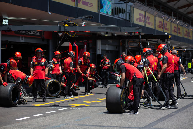 “Ferrari” komandası bolidin təkərini dəyişməyi azarkeşlərə nümayiş etdirdi – FOTO