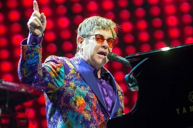 Elton Con Ukrayna bayrağına görə konsertini dayandırdı – VİDEO