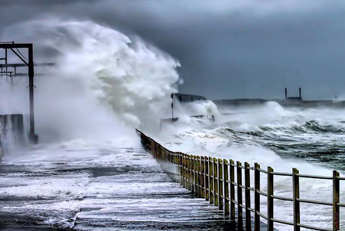 Сильный ветер с водой. Шторм. Море шторм. Надвигающийся шторм. Сильный шторм на море.