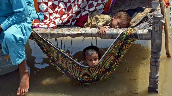 Pakistanda təbii fəlakət 100 km enində göl yaratdı - FOTO/VİDEO