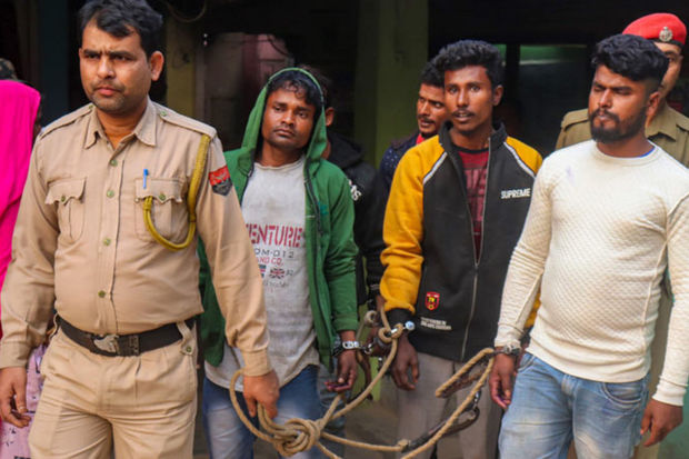 Hindistanda minlərlə kişi həbs edildi: Qadınlar etiraza qalxdılar