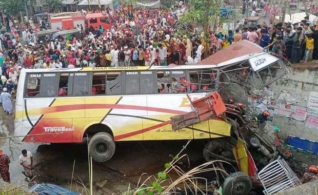 Banqladeşdə avtobus aşdı: Azı 19 nəfər öldü – VİDEO
