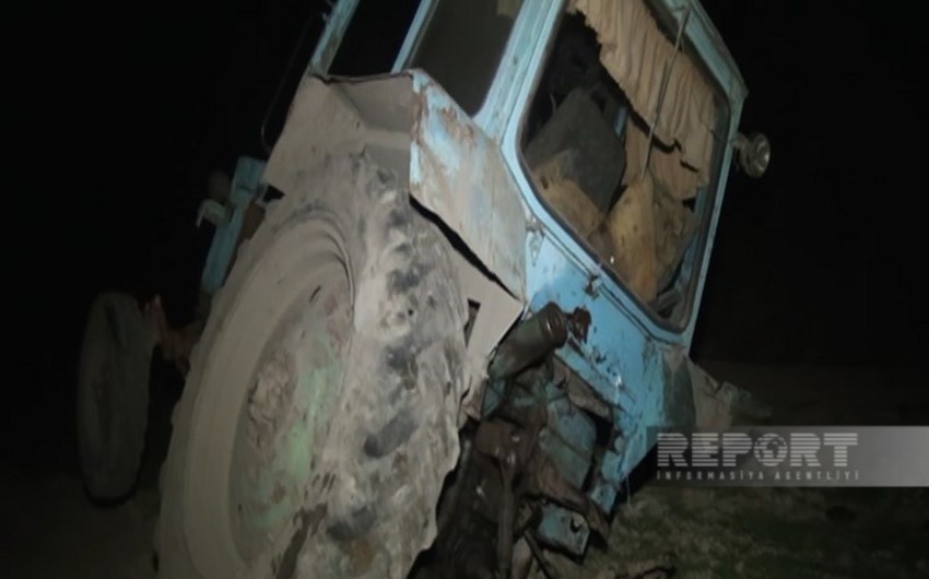 Yevlaxda minik avtomobili traktorla toqquşdu: Xəsarət alanlar var - FOTO