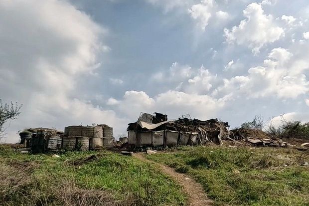 Обнародованы кадры оставленных сепаратистами боевых позиций на дороге Шуша - Ханкенди - ВИДЕО