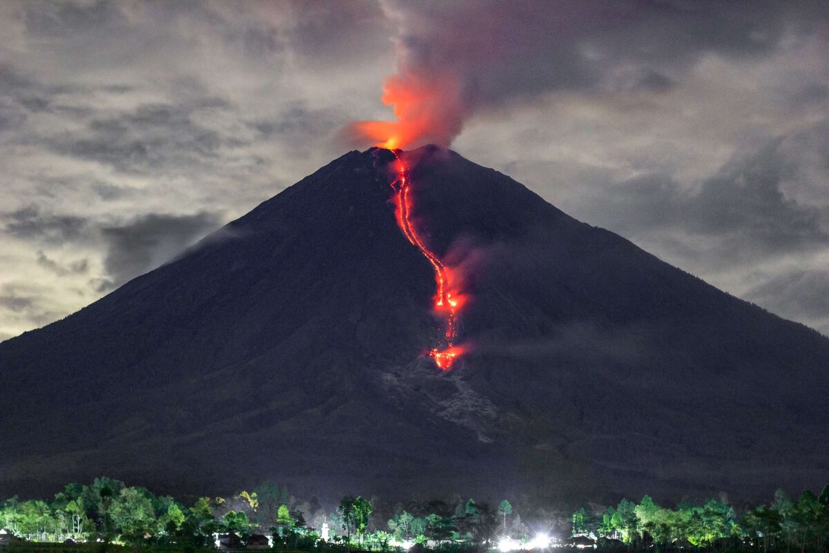В Индонезии началось извержение вулкана Семеру -