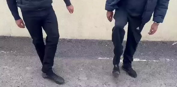 Qarsda ayaqqabılarında qaçaq qızıl külçələr tapılan ermənilər saxlanılıb – FOTO/VİDEO